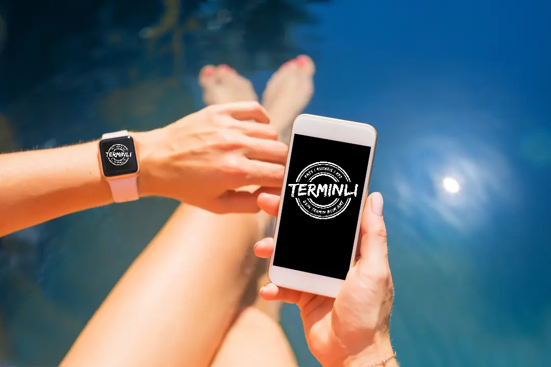 Person nutzt Terminli-App auf Smartphone und Smartwatch zur automatisierten Terminbuchung online